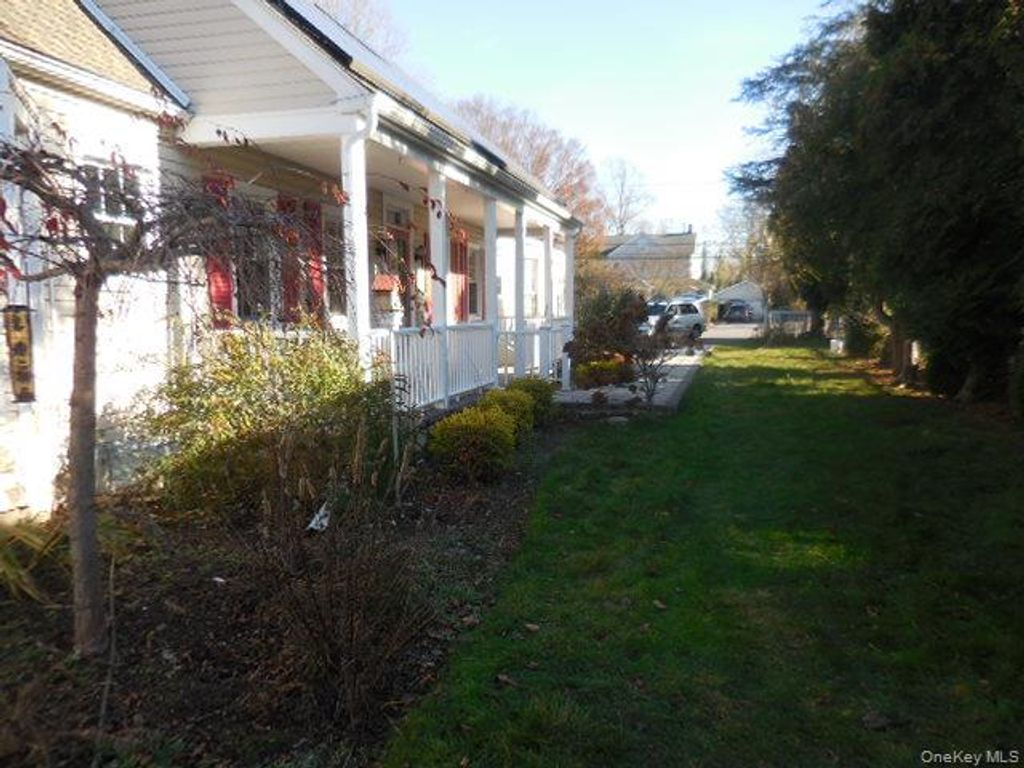Photo of 42 Handsome Avenue, Sayville, NY 11782 (MLS # 943961)