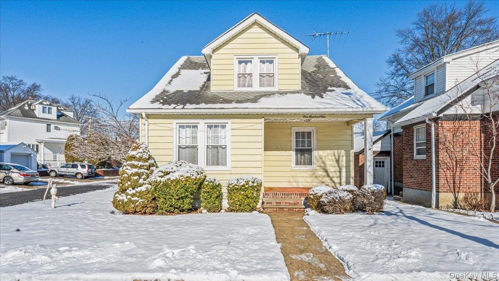 Photo of 101 Stewart Street, Floral Park, NY 11001 (MLS # 956389)