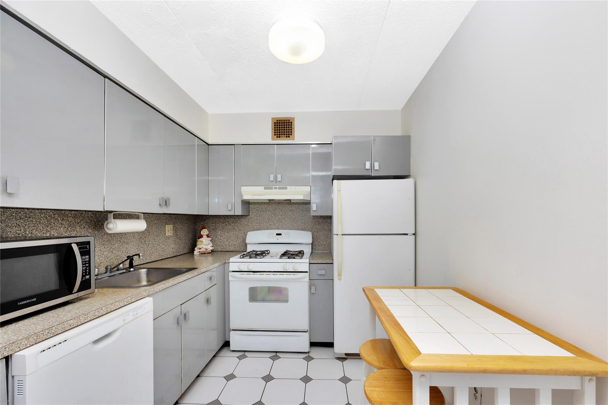 72-29 Metropolitan Avenue #3D, Middle Village, New York image 10