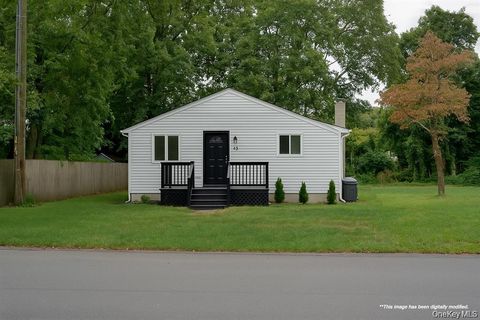 Photo of 46 Saint George Drive, Shirley, NY 11967 (MLS # 942597)