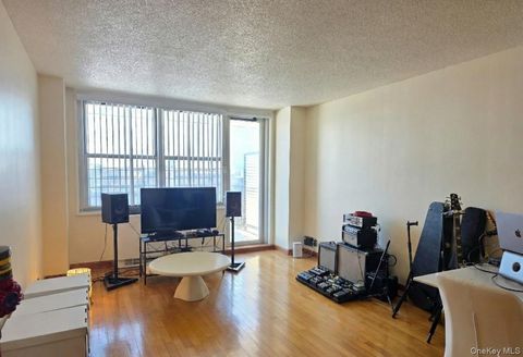 41-40 Union Street 8S Flushing NY 11355