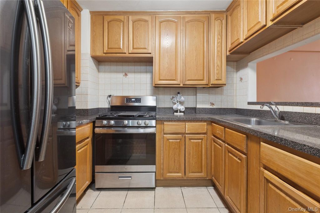 Photo of 9411 59th Ave Ave #G6, Elmhurst, NY 11373 (MLS # 992843)