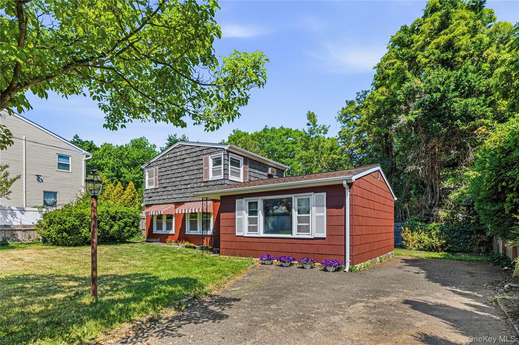 Photo of 28 Cross Street, Locust Valley, NY 11560 (MLS # 1002028)