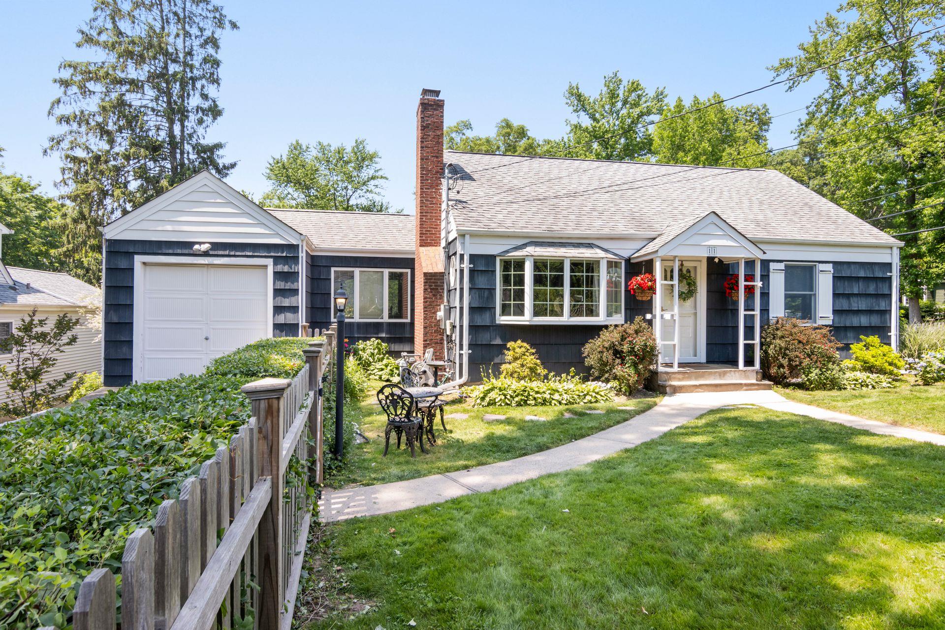 Linda Place, Huntington, Hamptons, NY - 2 Bedrooms  
1 Bathrooms - 