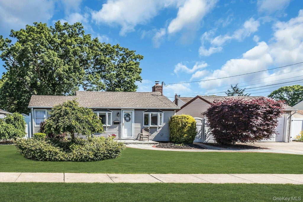 Photo of 173 N Kings Avenue, Massapequa, NY 11758 (MLS # 1010609)