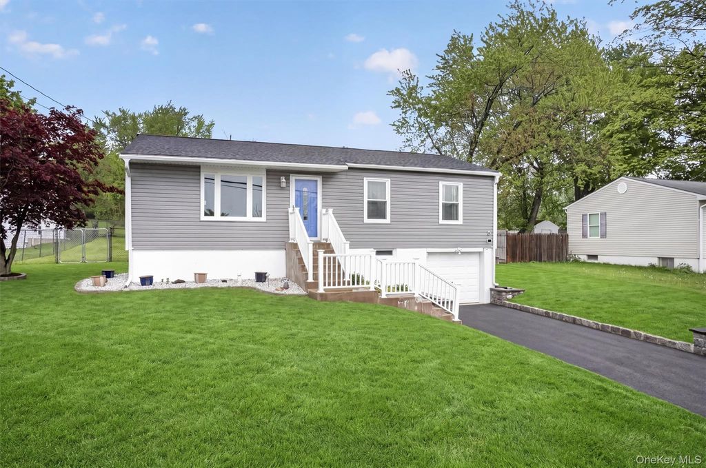 Photo of 83 Riverview Drive, Fishkill, NY 12524 (MLS # 993914)