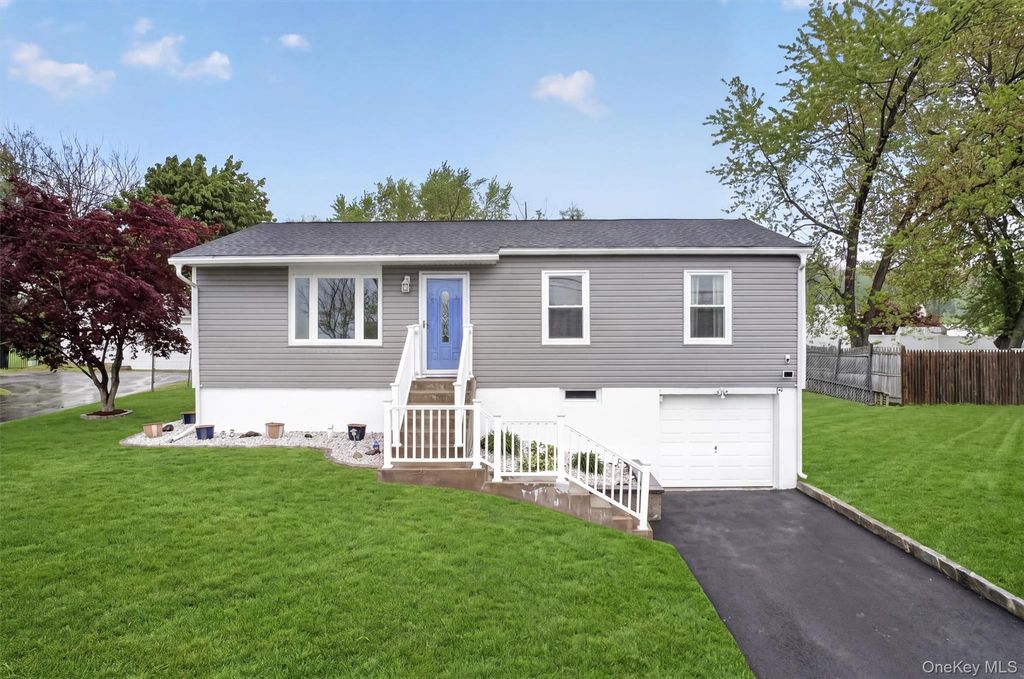 Photo of 83 Riverview Drive, Fishkill, NY 12524 (MLS # 993914)
