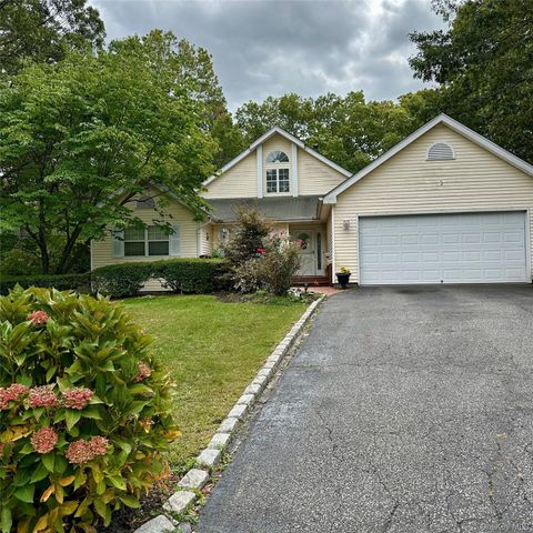 Photo of 4 Thunderbird Court, Shoreham, NY 11786 (MLS # 916946)
