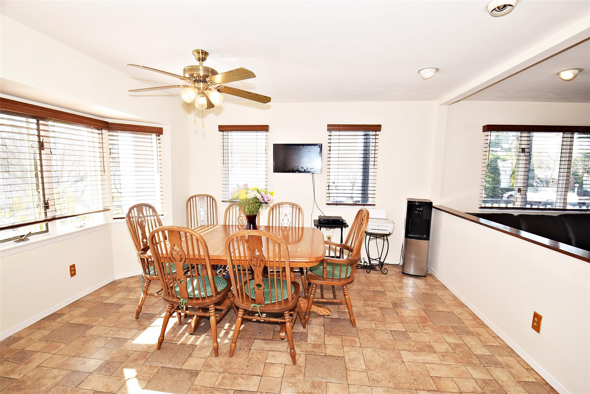 10 Windsor Court, Amityville, New York image 15