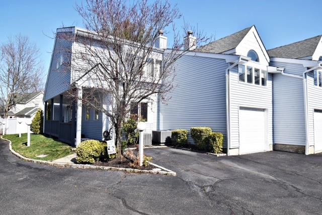 10 Windsor Court, Amityville, New York image 1