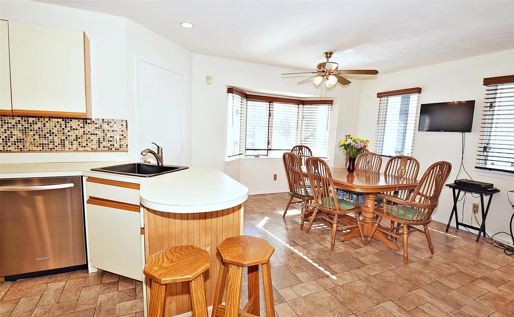 10 Windsor Court, Amityville, New York image 13