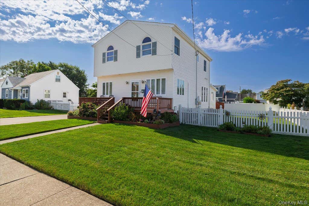 Photo of 18 Dante Place, Amity Harbor, NY 11701 (MLS # 1038642)