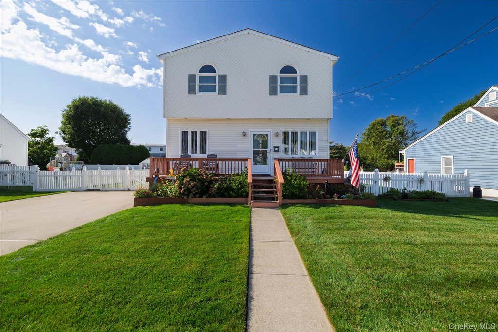 Photo of 18 Dante Place, Amity Harbor, NY 11701 (MLS # 1038642)