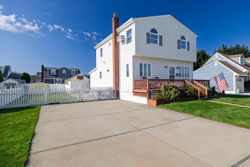 Photo of 18 Dante Place, Amity Harbor, NY 11701 (MLS # 1038642)