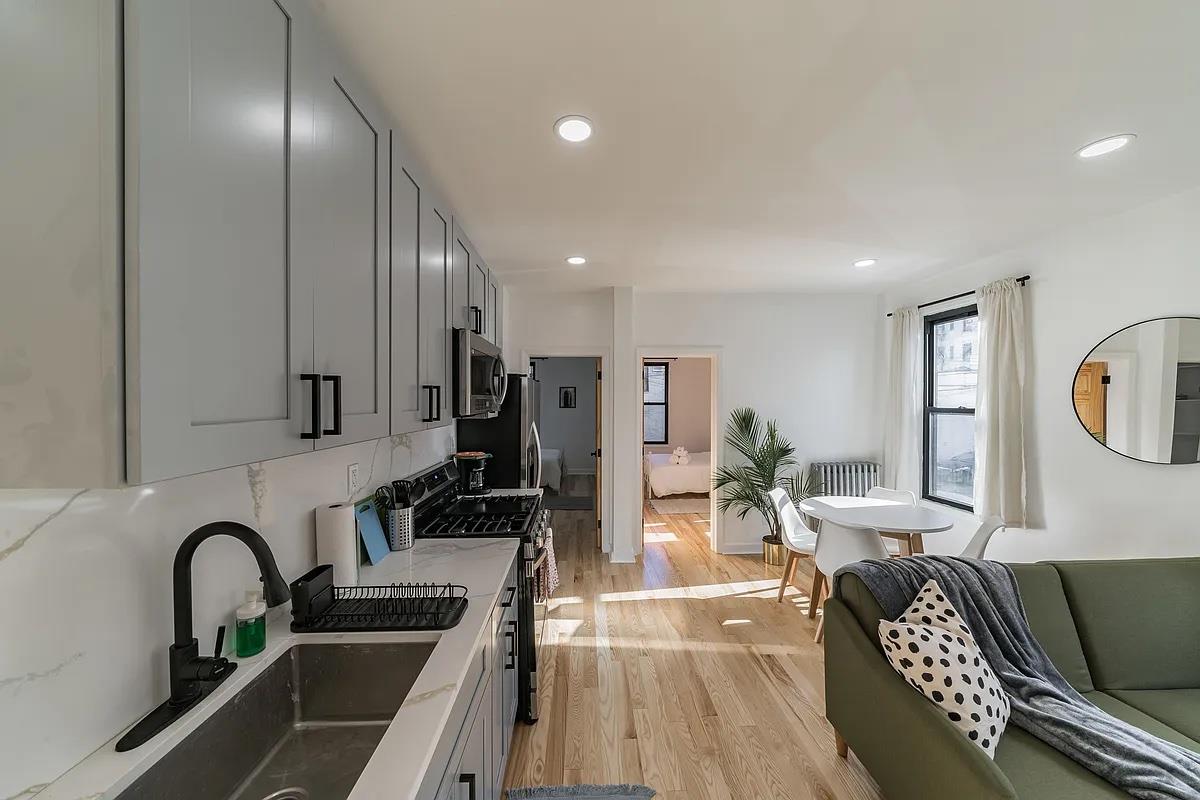 34th Street, Astoria, Queens, NY - 3 Bedrooms  
1 Bathrooms  
5 Rooms - 