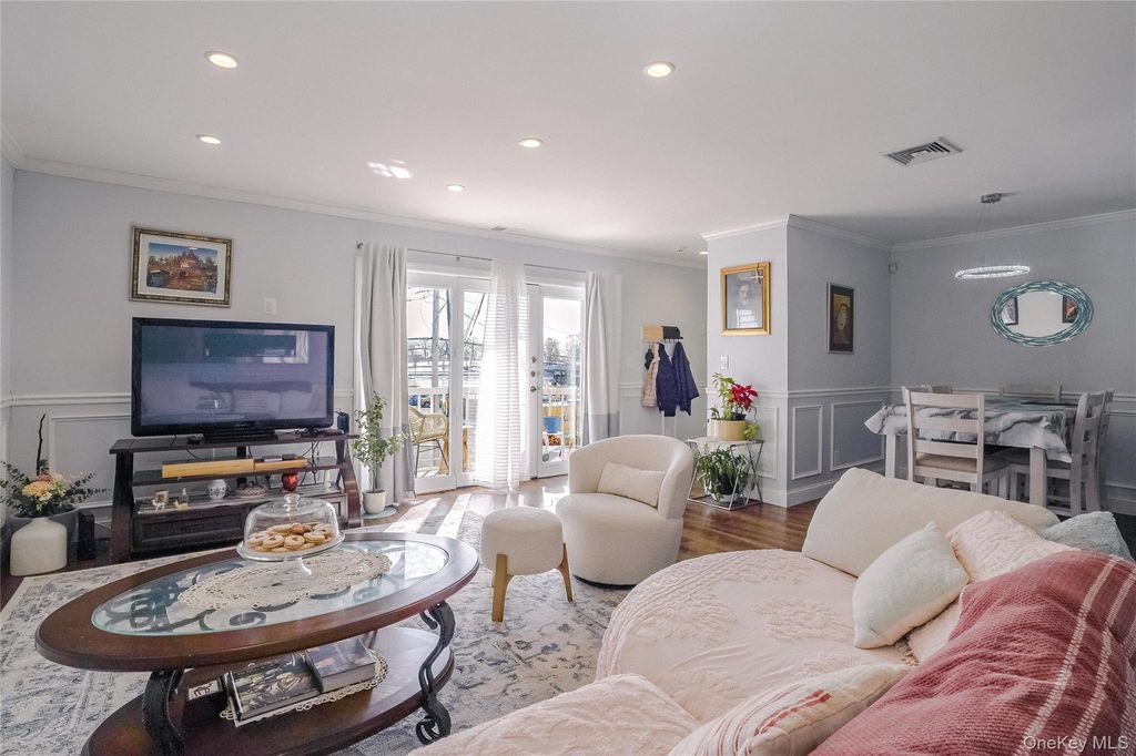 Photo of 37 Harbor Lane, New Rochelle, NY 10805 (MLS # 966625)