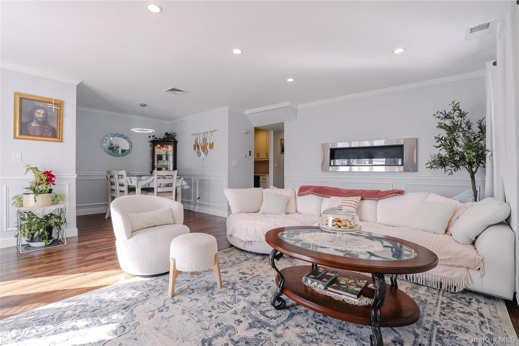 Photo of 37 Harbor Lane, New Rochelle, NY 10805 (MLS # 966625)