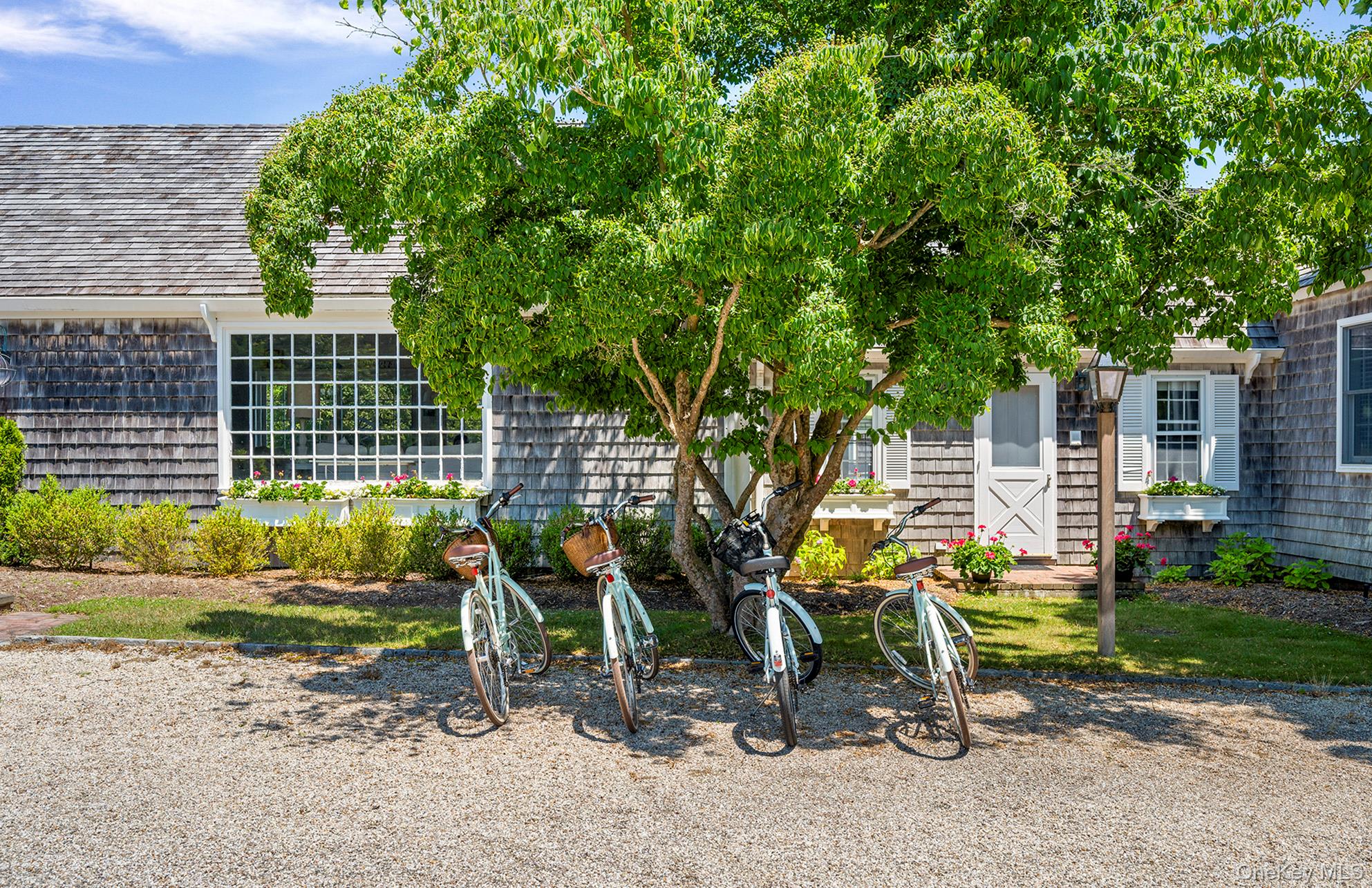 19 Quaquanantuck Lane