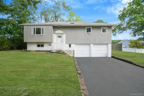 Photo of 10 Elayne Court, Smithtown, NY 11787 (MLS # 942545)