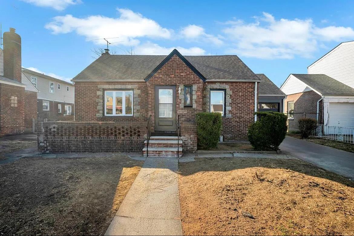 217 Street St, Cambria Heights, Queens, NY - 3 Bedrooms  
3 Bathrooms  
8 Rooms - 