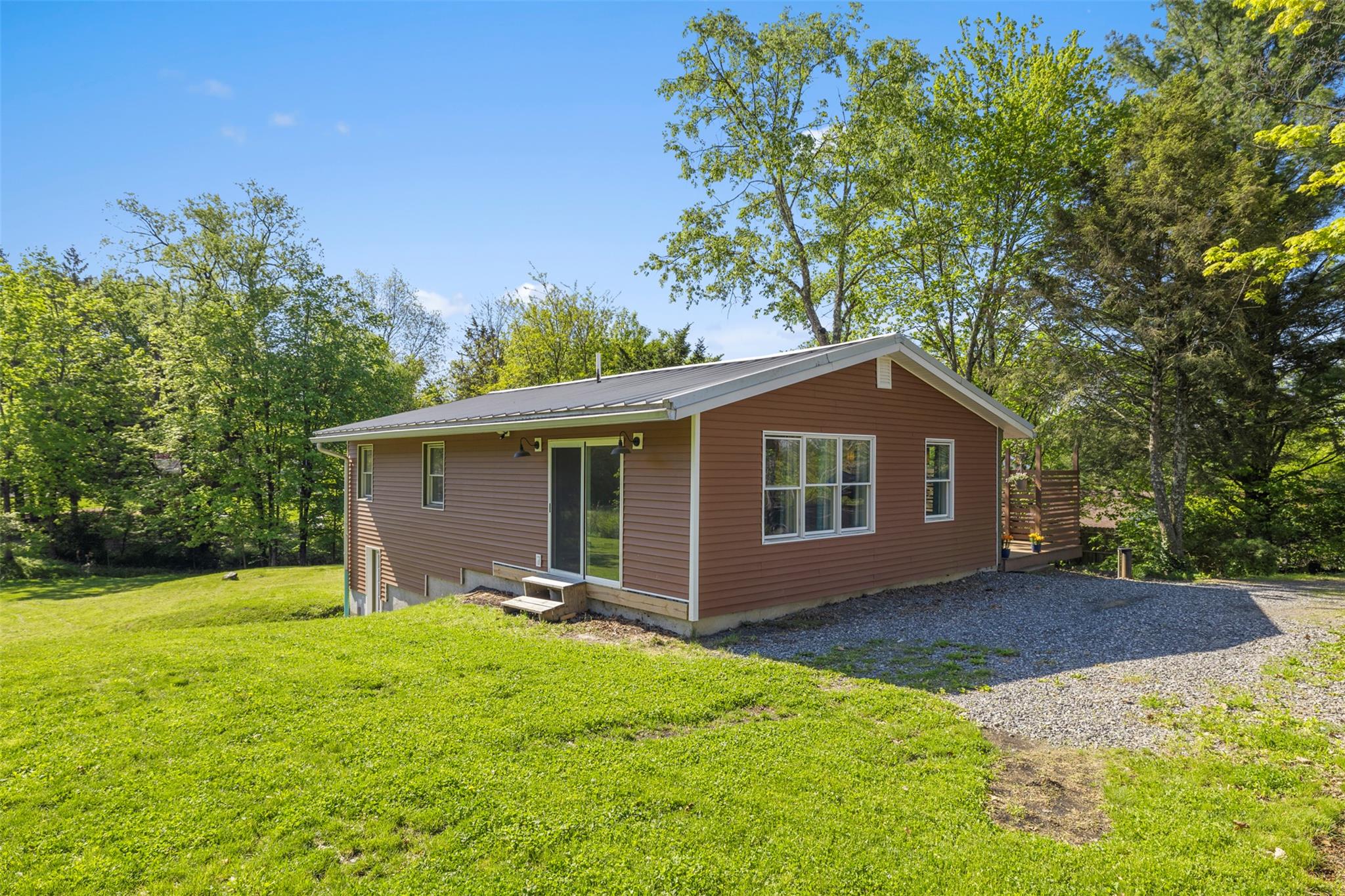 Mountain View Place, New Paltz, New York - 2 Bedrooms  
2 Bathrooms  
6 Rooms - 