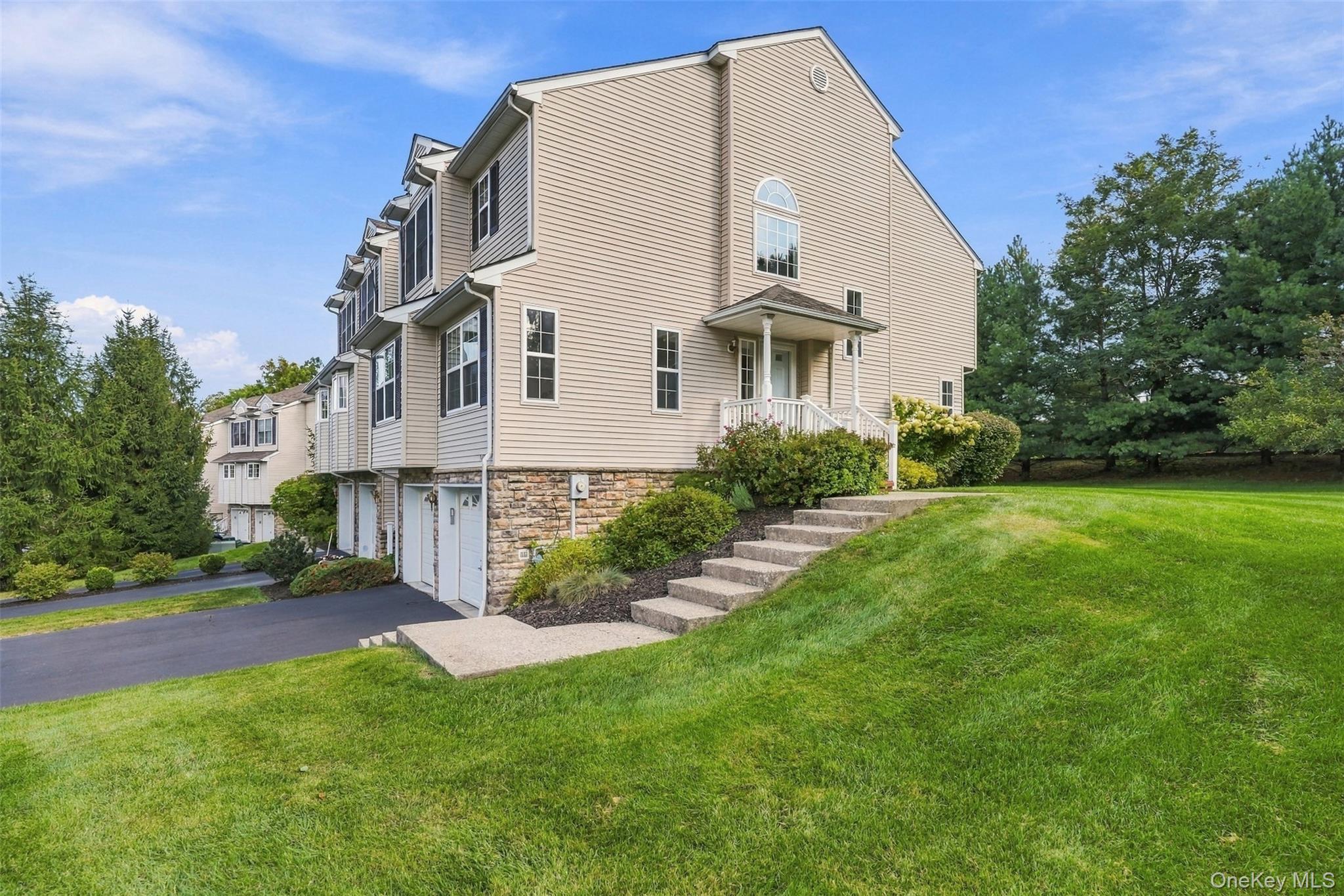 1402 Pondview Loop