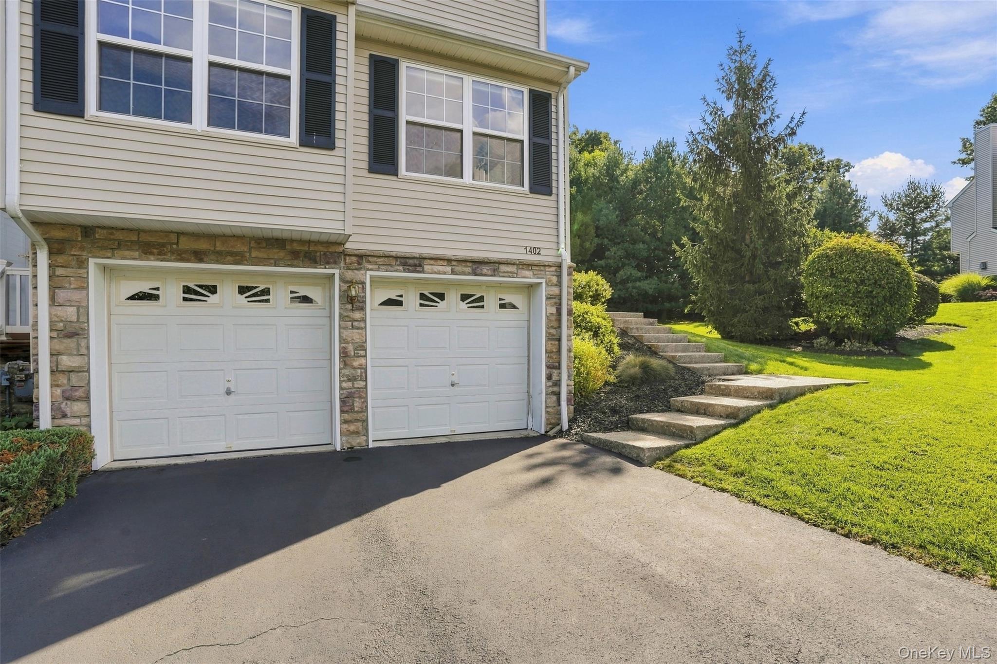 1402 Pondview Loop