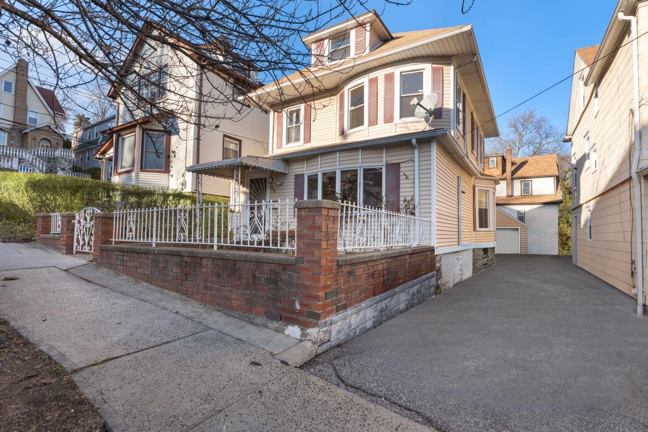 Vernon Place, Yonkers, New York - 4 Bedrooms  
3 Bathrooms - 