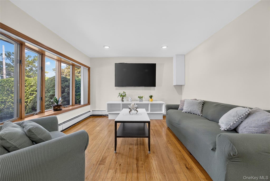 Photo of 612 Marcellus Road, Williston Park, NY 11596 (MLS # 1034664)