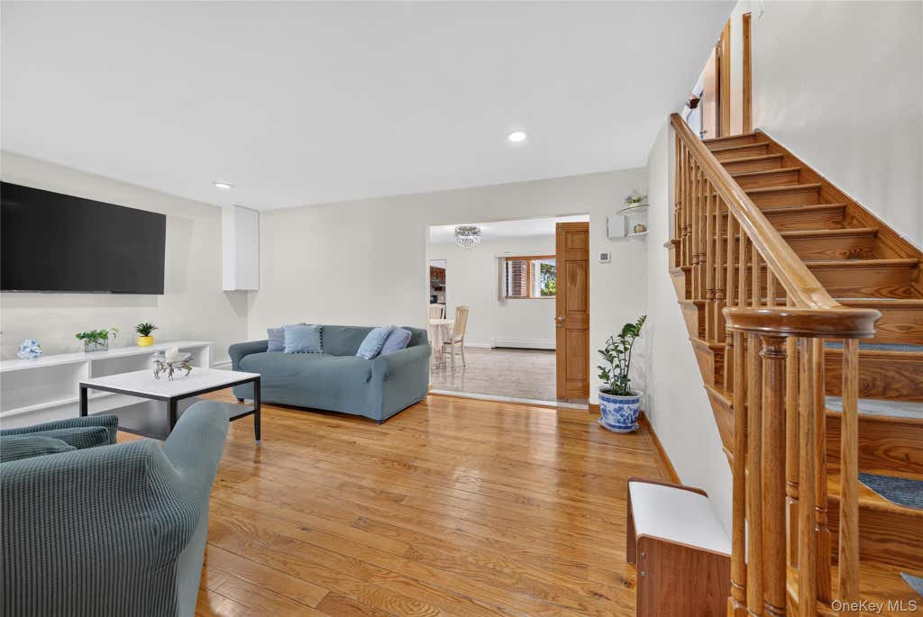 Photo of 612 Marcellus Road, Williston Park, NY 11596 (MLS # 1034664)