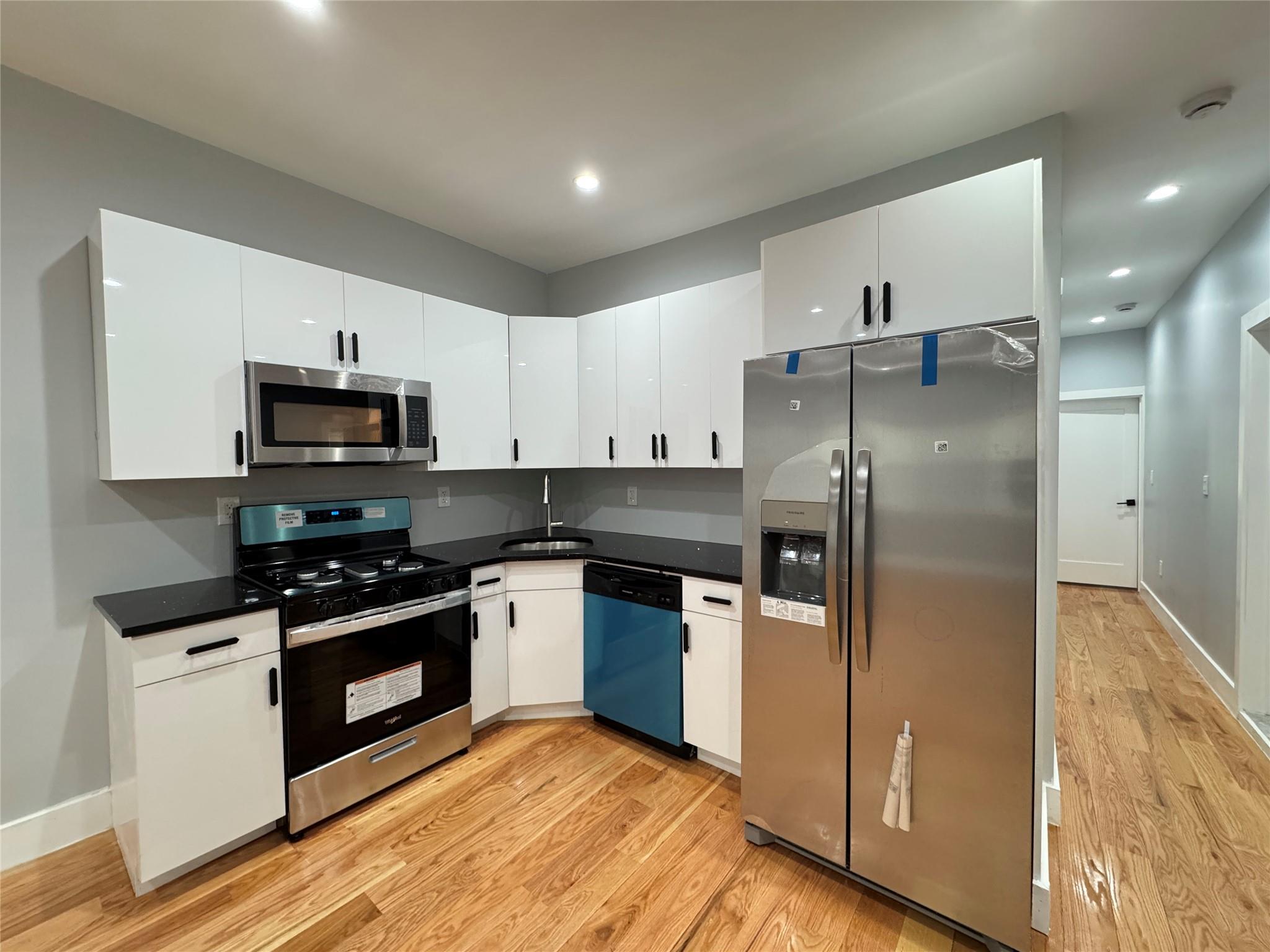 Herschell Street 2, Bronx, New York - 4 Bedrooms  
2 Bathrooms  
8 Rooms - 