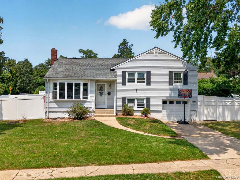 Photo of 201 Willis Court, Wantagh, NY 11793 (MLS # 1031420)