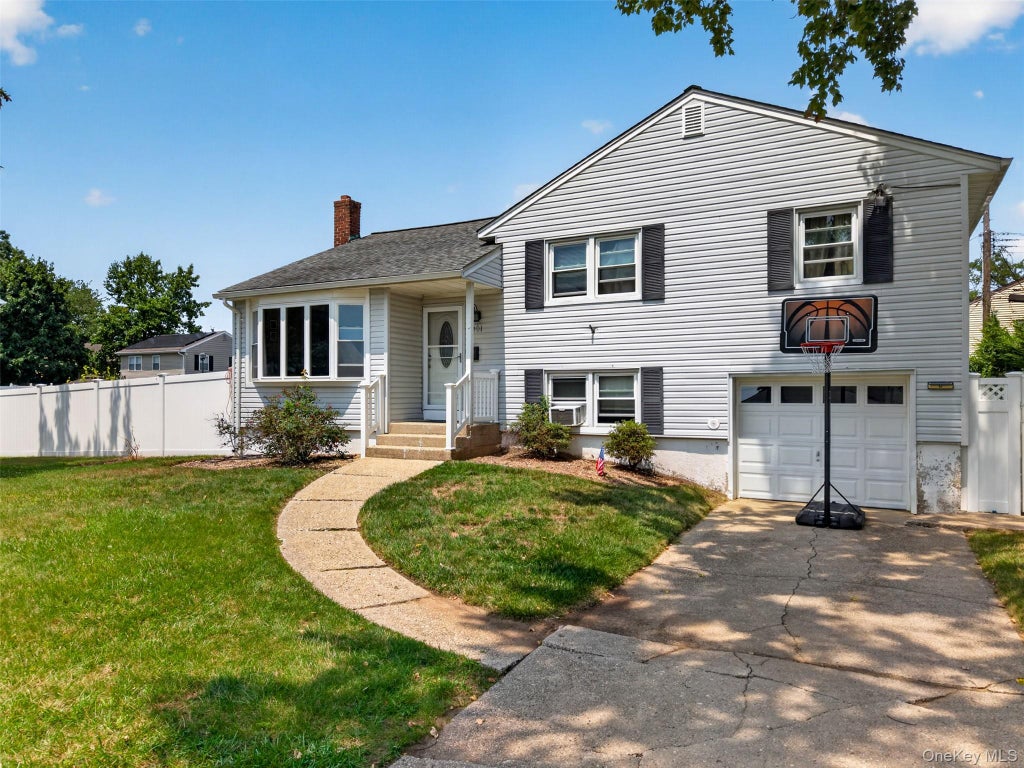 Photo of 201 Willis Court, Wantagh, NY 11793 (MLS # 1031420)