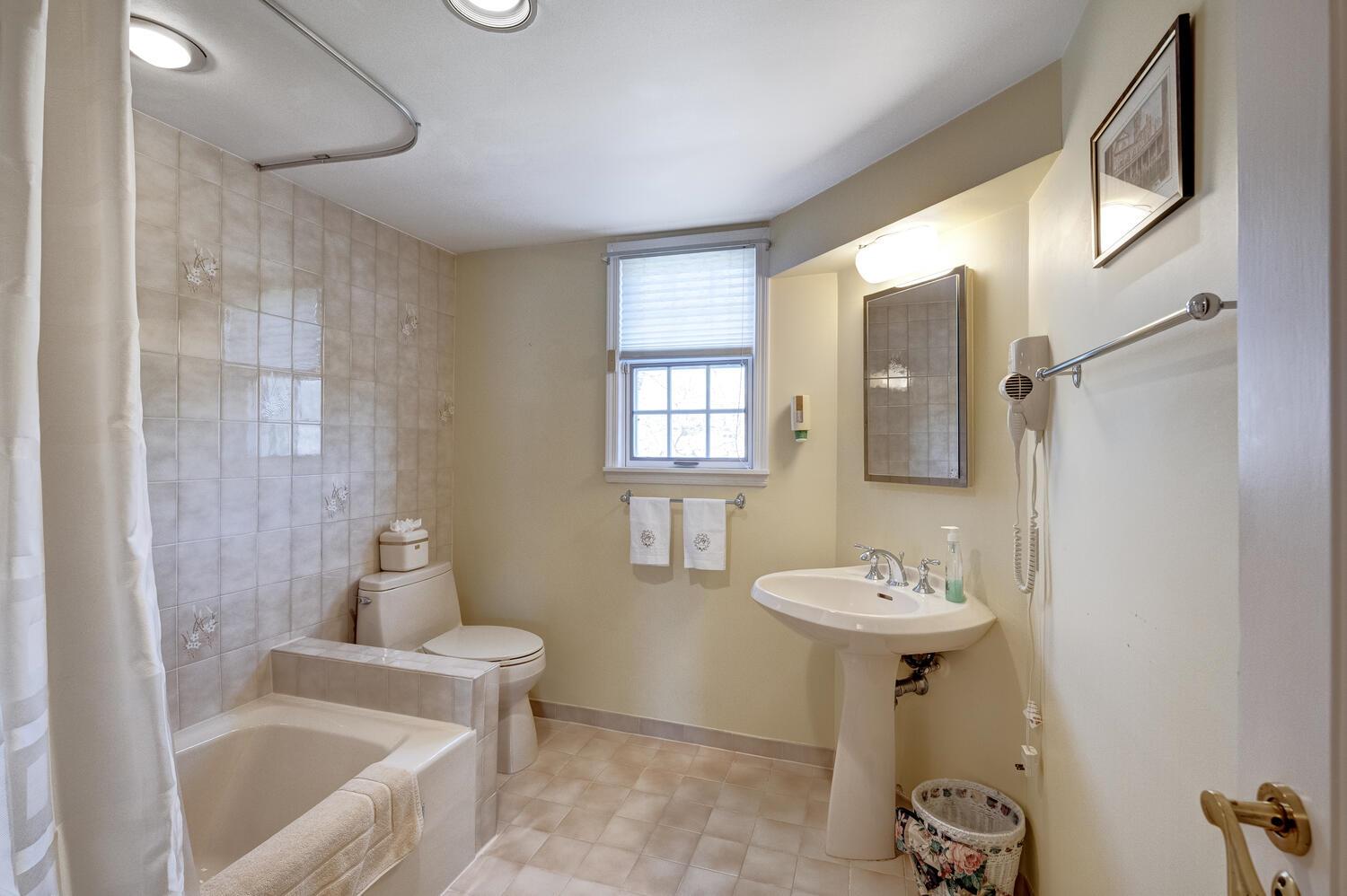 135 Northwoods Road, Manhasset, New York image 24