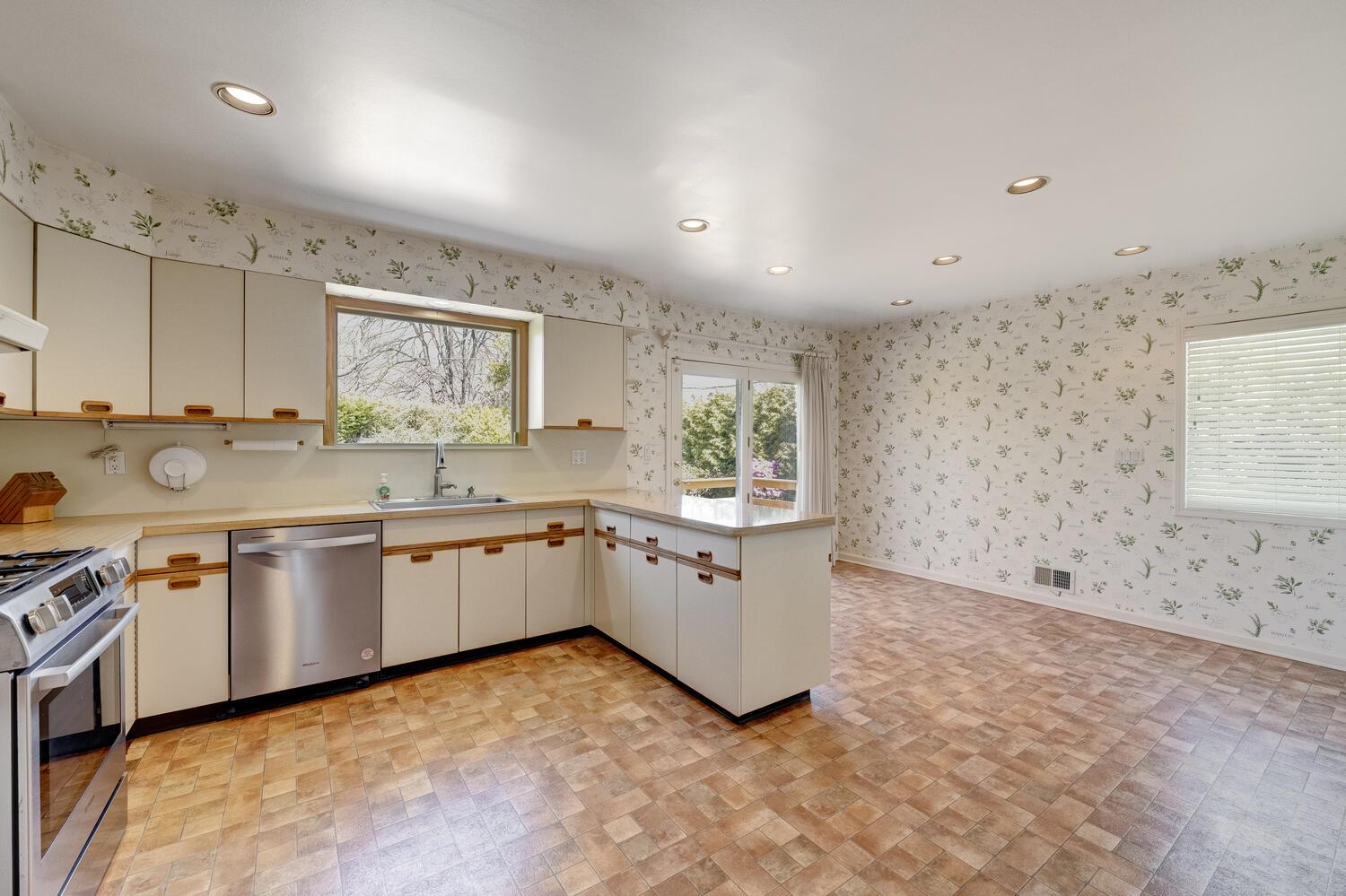 135 Northwoods Road, Manhasset, New York image 15