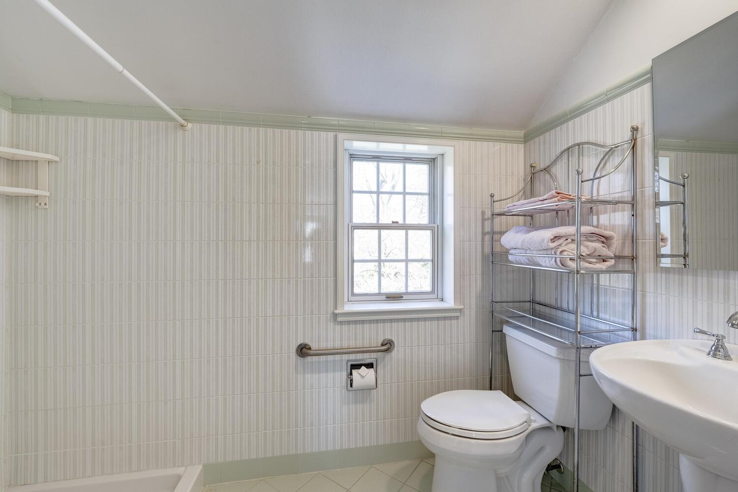 135 Northwoods Road, Manhasset, New York image 19