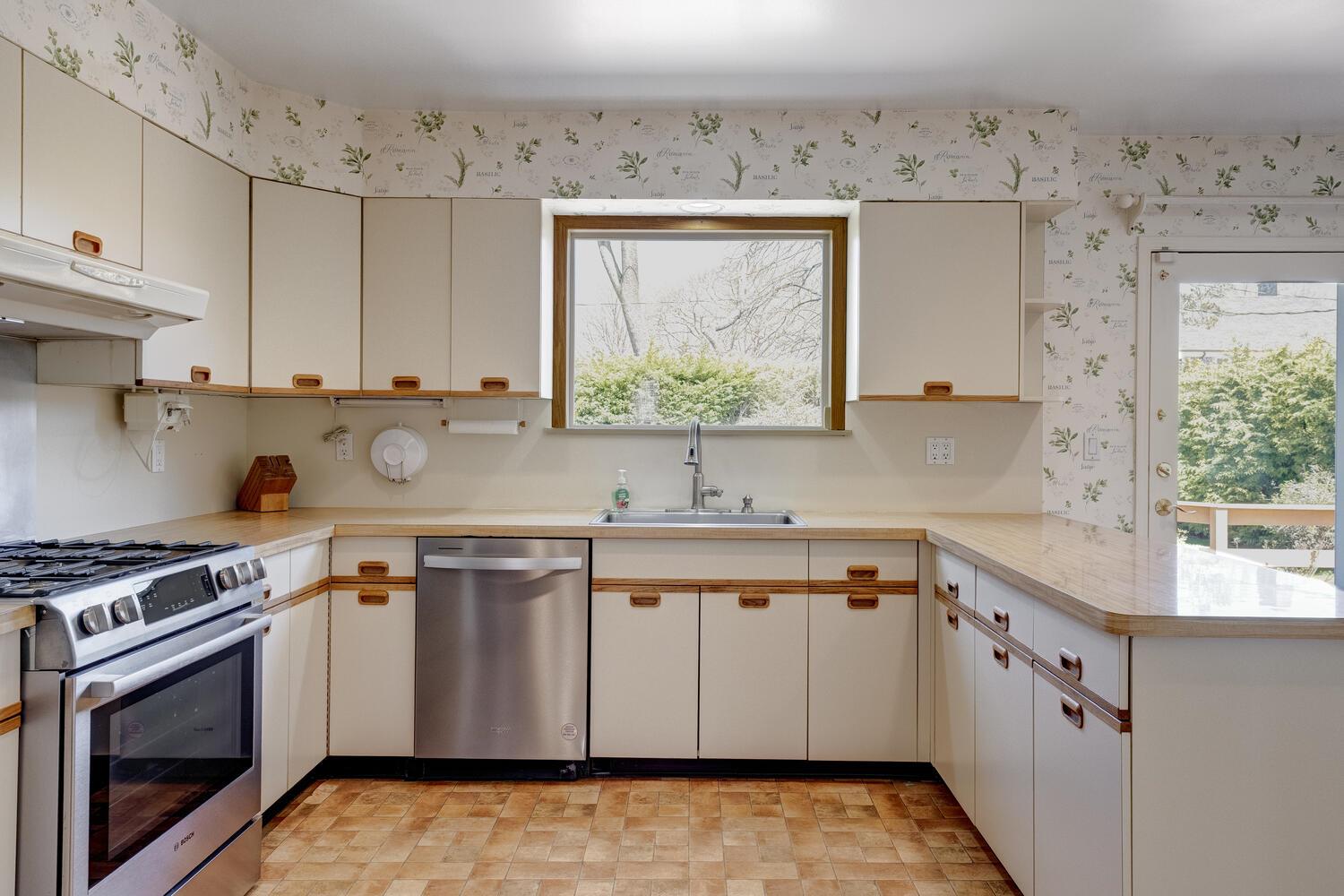 135 Northwoods Road, Manhasset, New York image 16
