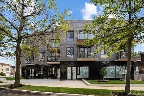 Condo For Sale - 21410 15th Avenue #2F<br/> Bayside, NY 11360