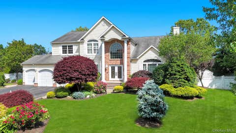 Photo of 25 Yellow Top Lane, Smithtown, NY 11787 (MLS # 1010315)