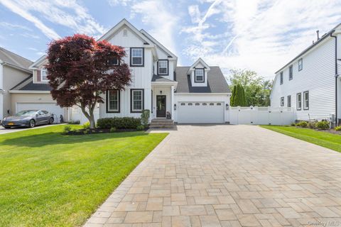 Homes For Sale - 11 Coventry Lane<br/> Smithtown, NY 11787