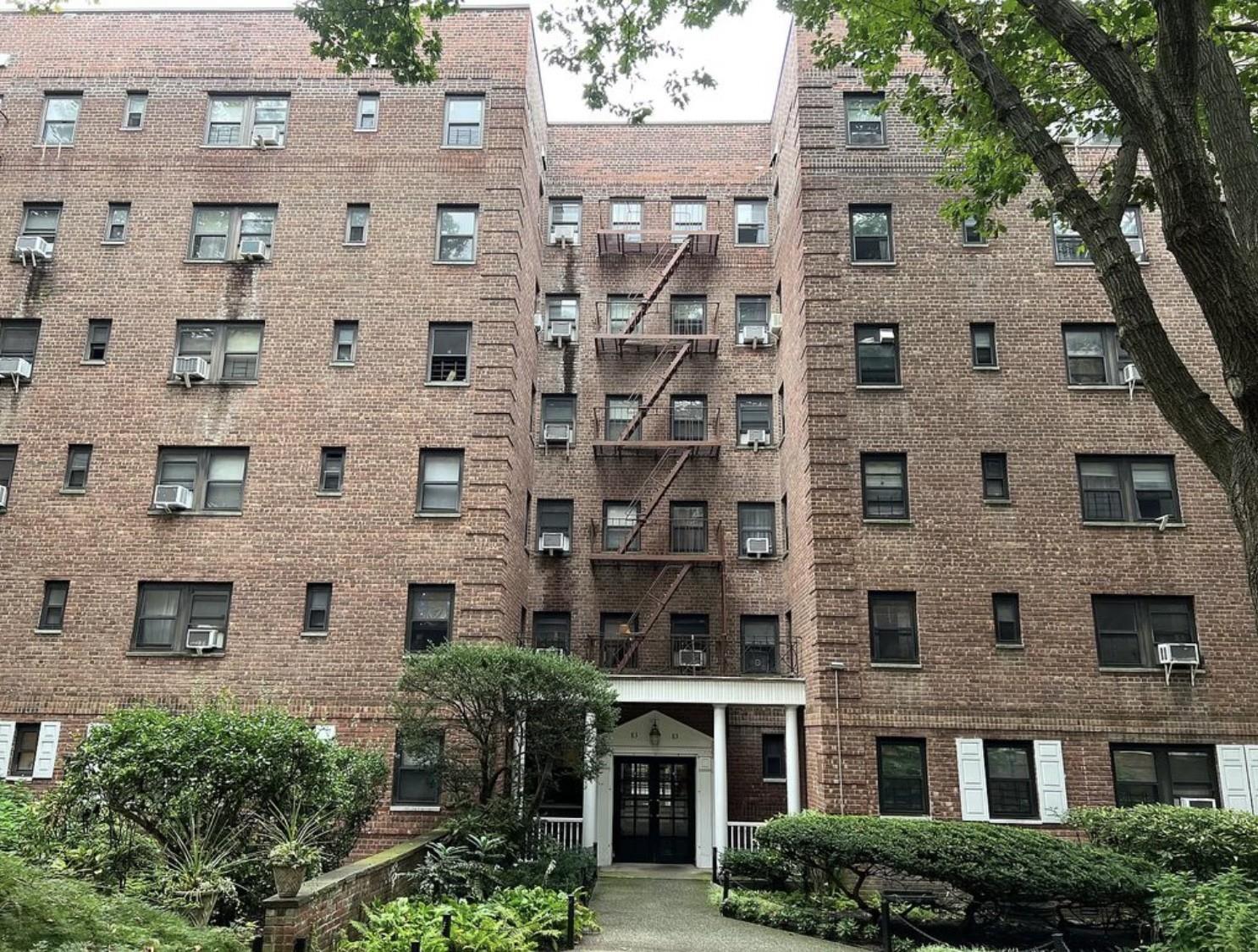 Property for Sale at 118th St St 1G, Kew Gardens, Queens, NY - Bedrooms: 2 
Bathrooms: 1 
Rooms: 4  - $260,000