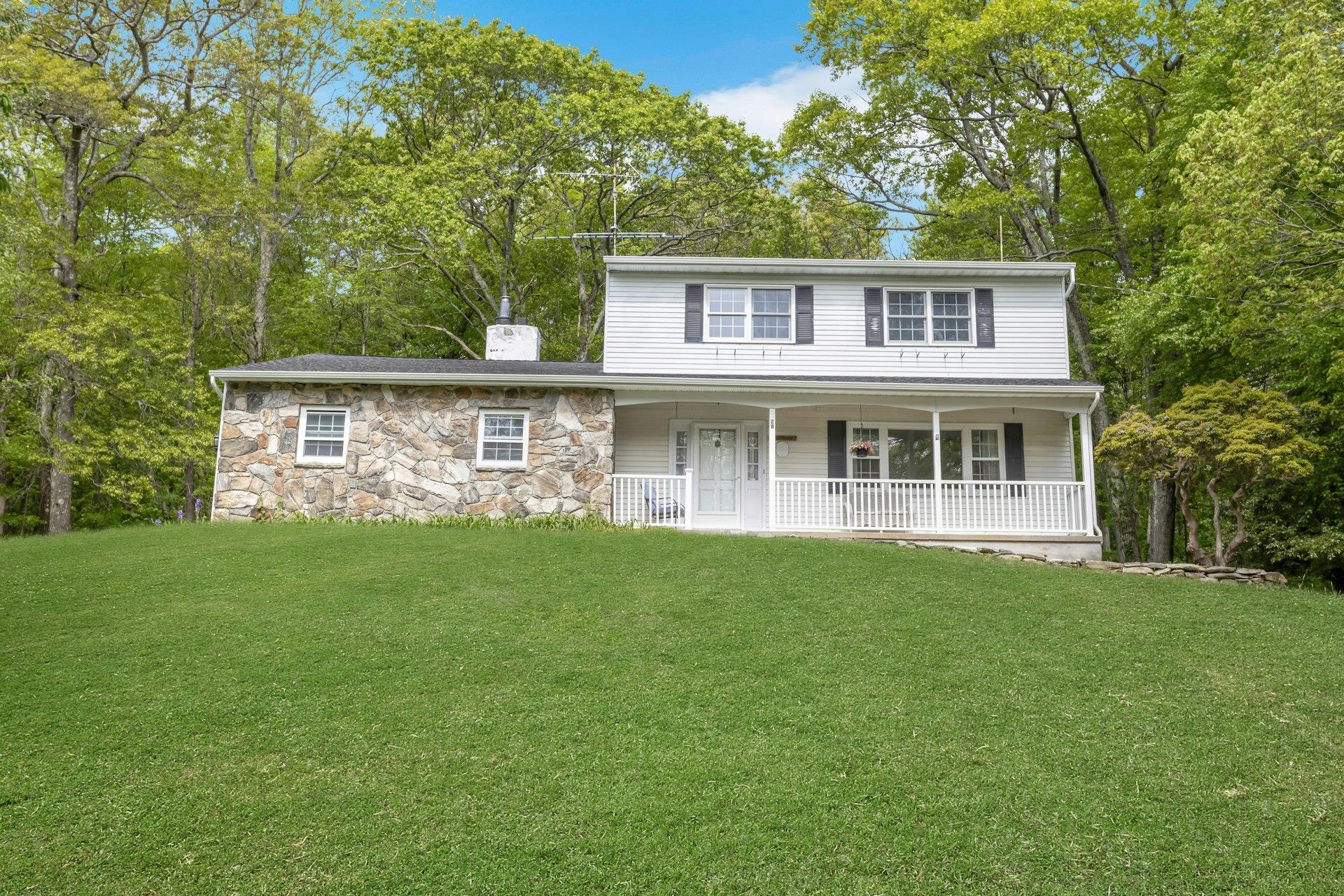 Mey Crescent Road, Stormville, New York - 4 Bedrooms  
3 Bathrooms  
9 Rooms - 
