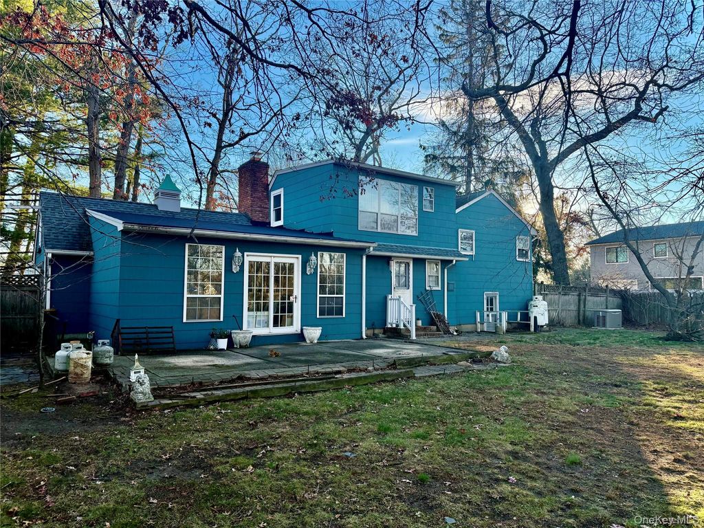 Photo of 2 Kirkup Street, Bay Shore, NY 11706 (MLS # 943251)