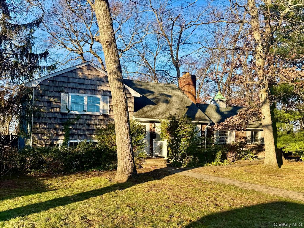 Photo of 2 Kirkup Street, Bay Shore, NY 11706 (MLS # 943251)