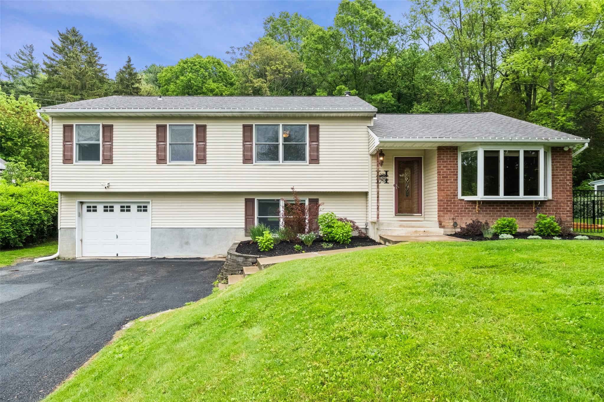 Westview Drive, Poughkeepsie, New York - 3 Bedrooms  
3 Bathrooms  
8 Rooms - 