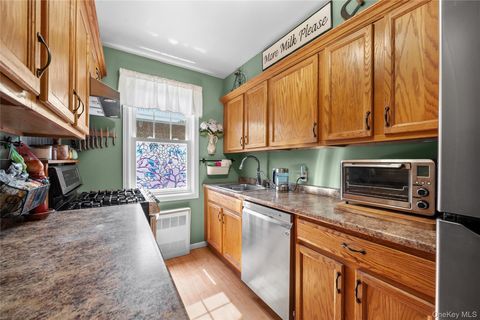 Photo of 200 N Village Avenue #E-8, Rockville Centre, NY 11570 (MLS # 909545)