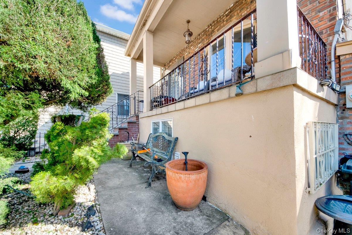 3252 Waterbury Avenue