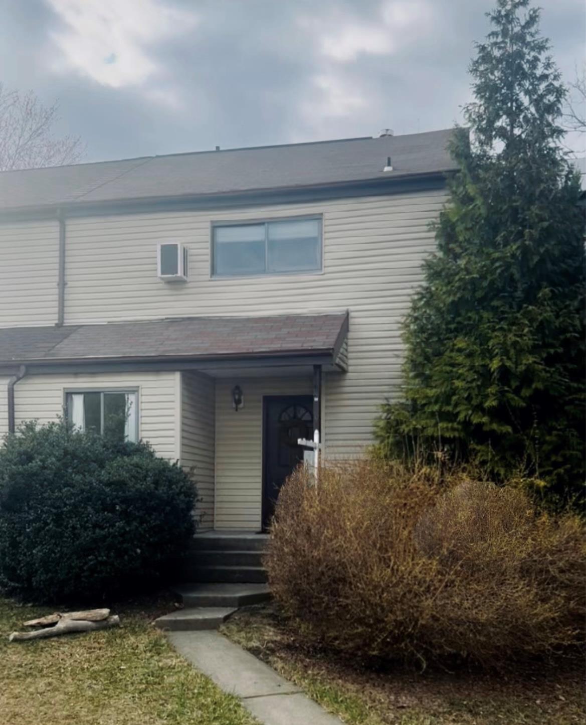 Sycamore Drive, Beacon, New York - 2 Bedrooms  
2 Bathrooms  
4 Rooms - 