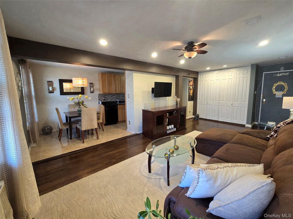 Photo of 151-35 84th Street #4M, Howard Beach, NY 11414 (MLS # 983375)