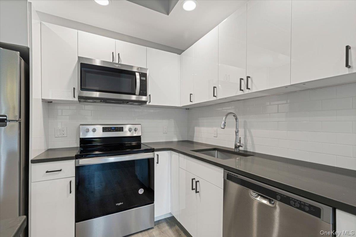 47 Beekman Avenue 32